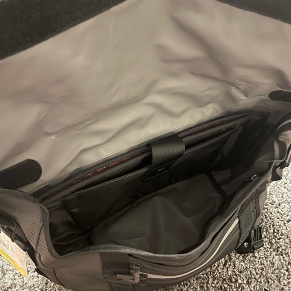 Brand New Timbuk2 Classic Messenger bag. Medium holds 15” laptop. - Picture 4 of 5